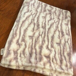 Dormify large soft blanket